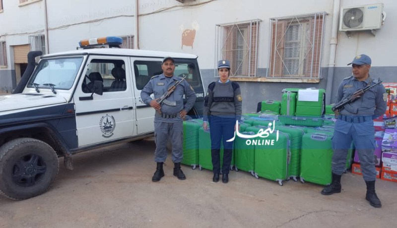 بالصور ..حجز 135 حقيبة بها قرابة 3 آلاف قارورة خمر ومواد غذائية بالنعامة