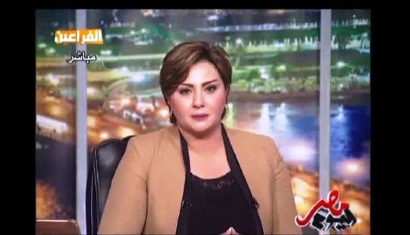 بالفيديو  مذيعة تنهار على الهواء بسبب صور مخلة لها و هذا رد فعل بناتها