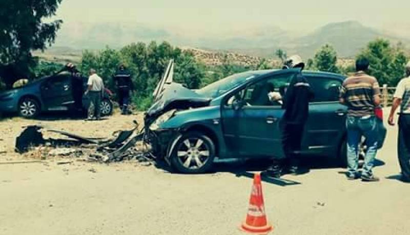 بالصور.. 4 جرحى في إصطدام بين سيارتين في بشلول بالبويرة