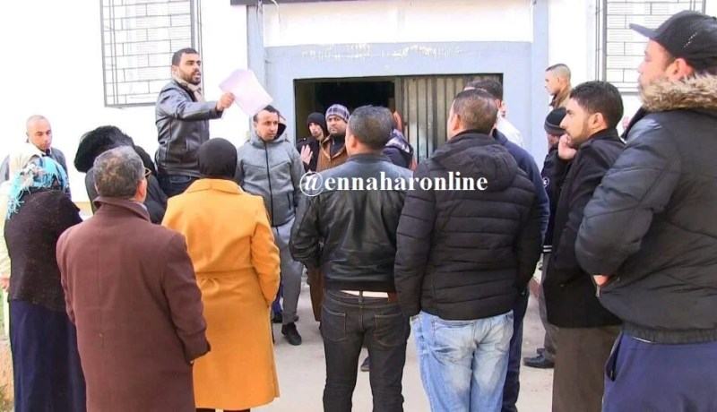 بالصور.. مكتتبو “عدل”  عين تيموشنت يحتجون أمام مقر الوكالة