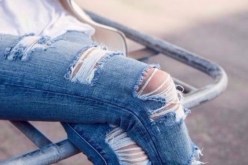 جنون الموضة والسراويل الممزقة هاجس بناتي.. فما حيلتي؟