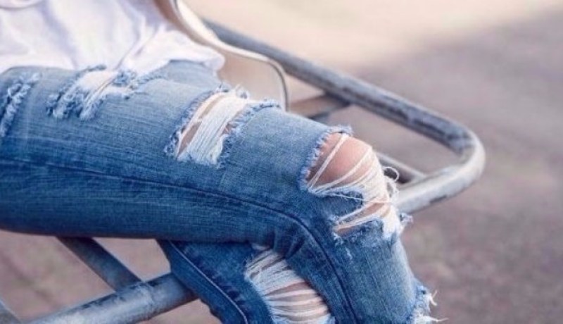 جنون الموضة والسراويل الممزقة هاجس بناتي.. فما حيلتي؟