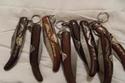 بالفيديو.. سائق يسير للمستشفى بسكين مغروس في رأسه