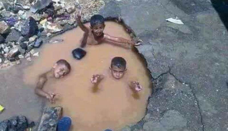 أطفال بسكرة يسبحون في بركة ملوثة!