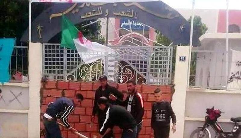 مواطنون يغلقون مقر البلدية بحائط إسمنتي في امليلي ببسكرة