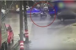 بالفيديو راكب دراجة نارية ينجو من الموت دهسا أسفل شاحنة