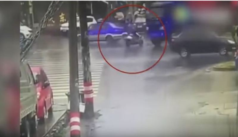 بالفيديو راكب دراجة نارية ينجو من الموت دهسا أسفل شاحنة