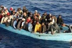 انقاذ نحو 700 مهاجر من قوارب قرب ليبيا