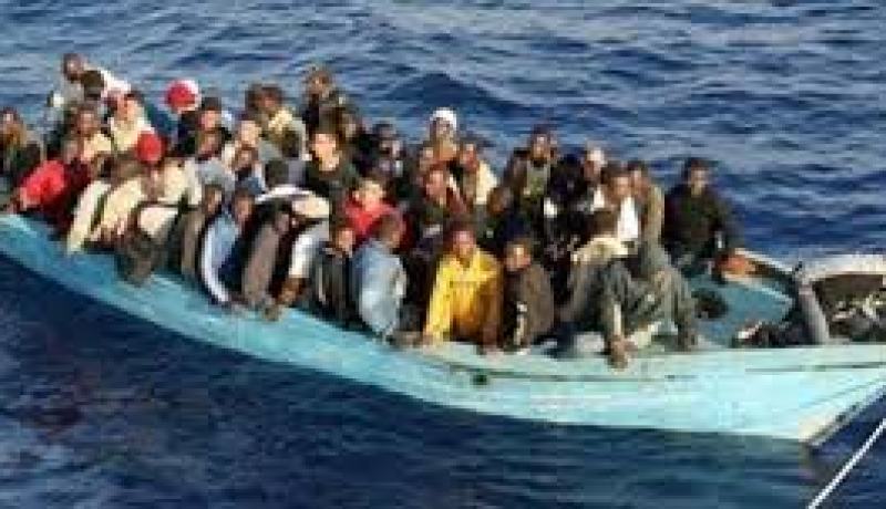 انقاذ نحو 700 مهاجر من قوارب قرب ليبيا