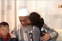 الشيخ شمس الدين يقرر التكفل بطفلين بعدما تخلى عنهما والدهما