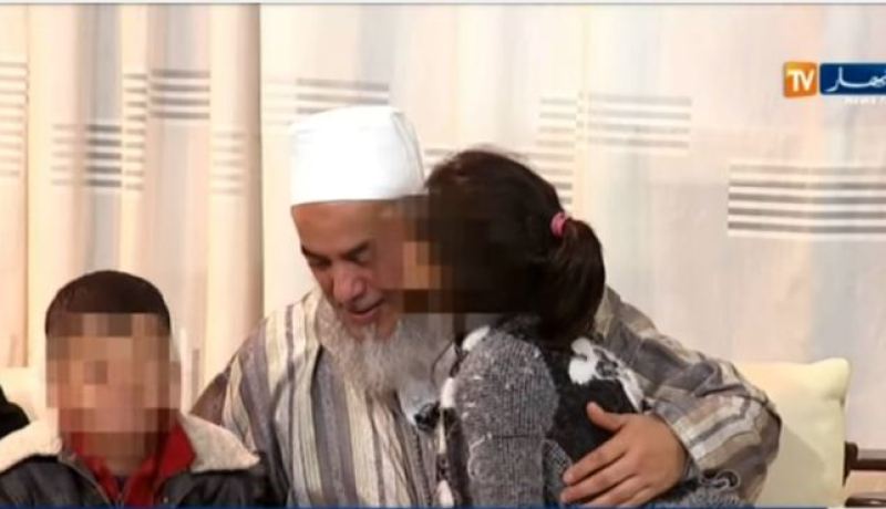 الشيخ شمس الدين يقرر التكفل بطفلين بعدما تخلى عنهما والدهما