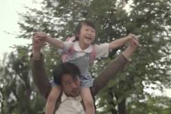 بالفيديو عندما تكون تضحية أب من أجل ابنته في مهب الريح