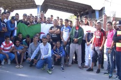 شباب بطالون ينتفضون ويحاولون الانتحار جماعيا أمام مركب الحديد والصلب في عنابة