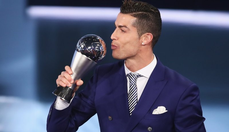مارادونا.. رونالدو يستحق جائزة أفضل لاعب