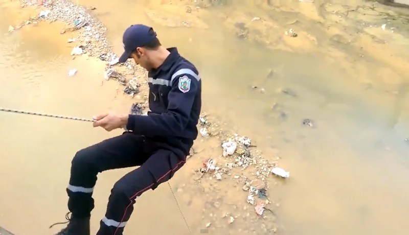 إنقاذ شابين بعد علوقهما في منحدر صخري عملاق بسواحل الغزوات