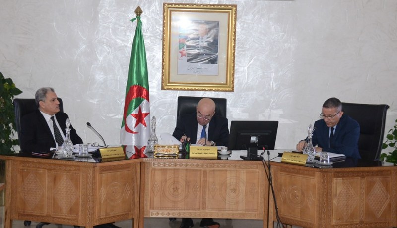 وزير الداخلية يجتمع مع الإطارات المركزية للقطاع