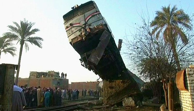 جرح 70 شخص في انحراف قطار للركاب في مصر