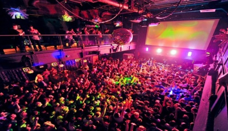 إصابة 70 شخصاً جراء تدافع بملهى ليلي في مالطا