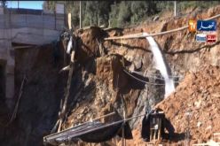 بالفيديو انهيار جزء من الطريق الرابط بين بوزريعة وباب الواد