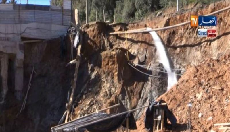 بالفيديو انهيار جزء من الطريق الرابط بين بوزريعة وباب الواد