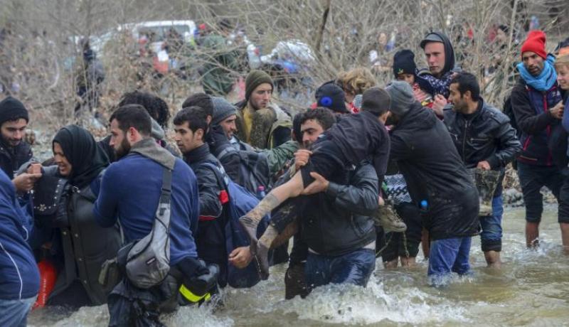 بالفيديو.. ألف لاجئ يعبرون من اليونان إلى مقدونيا
