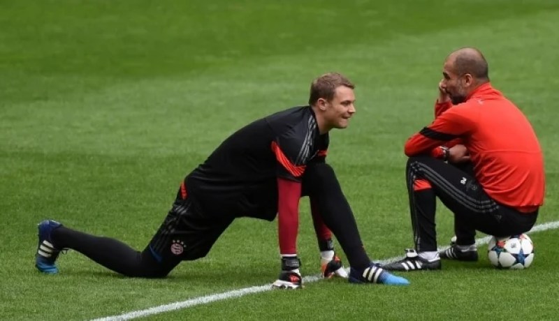 غوارديولا يؤكد أن نوير باق في بايرن ميونيخ