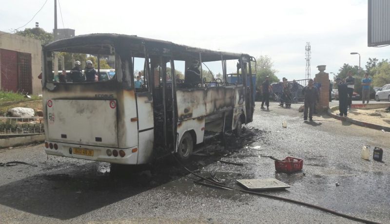 ​​​​​​بالفيديو والصور.. حريق يلتهم حافلة بحديقة بن عكنون بالعاصمة