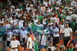 مناوشات بين بعض أنصار الخضر بمدرجات ستاد القاهرة