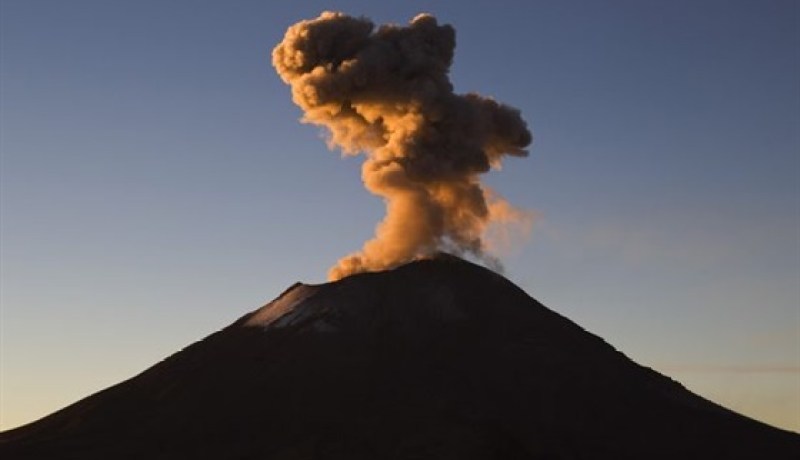بالصور.. تهديدات بانفجار أخطر بركان في العالم