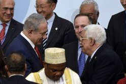 محمود عباس يصافح بنيامين نتنياهو في قمة المناخ بباريس