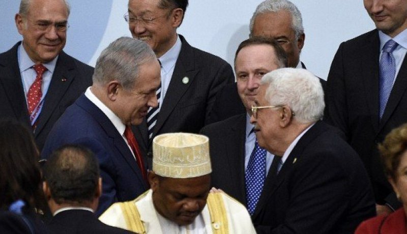 محمود عباس يصافح بنيامين نتنياهو في قمة المناخ بباريس