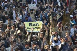 احتجاجات في باكستان على رسومات شارلي ايبدو واحراق اعلام فرنسية