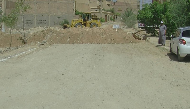 مواطن يبني منزلا وسط طريق عمومي وبوثائق رسمية في بسكرة