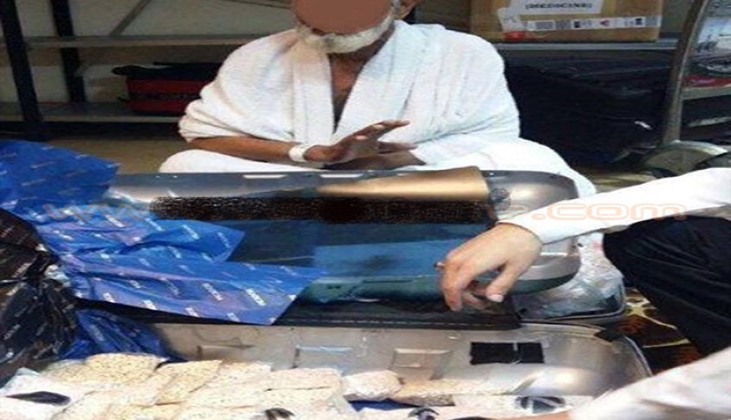 بالصور..السلطات السعودية تضبط حاجين سعيا لتهريب أقراص مخدرة