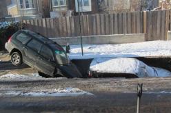 حفرة تبتلع سيّارتين في مدينة فيلادلفيا الأمريكية