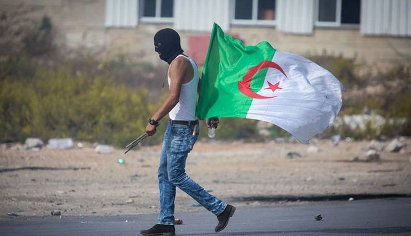 مجهولون ينزعون العلم الوطني من مقر جمعية ويضرمون فيه النار بتلمسان