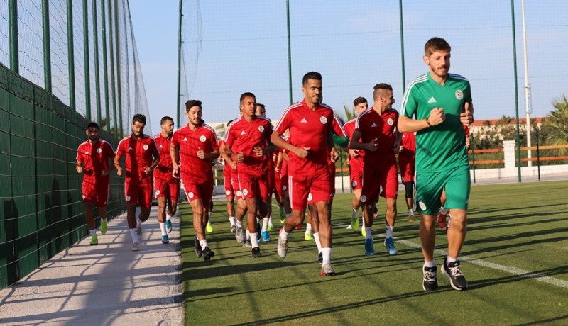 الخضر يجرون أول حصة تدريبية بالمغرب تحضيرا لمباراة العودة