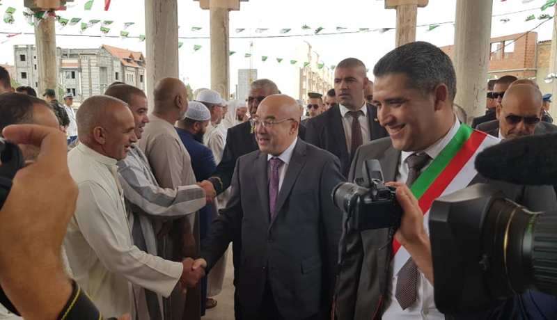 وزير الداخلية يؤكد على ضرورة تزويد المساجد بالطاقة الشمسية