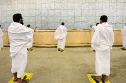 الحجاج يتوجهون إلى منى لرمي “جمرة العقبة”