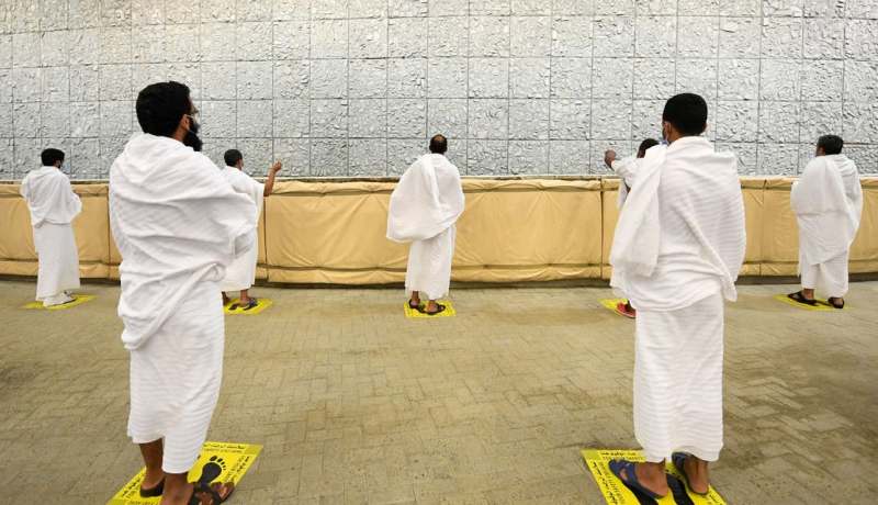 الحجاج يتوجهون إلى منى لرمي “جمرة العقبة”