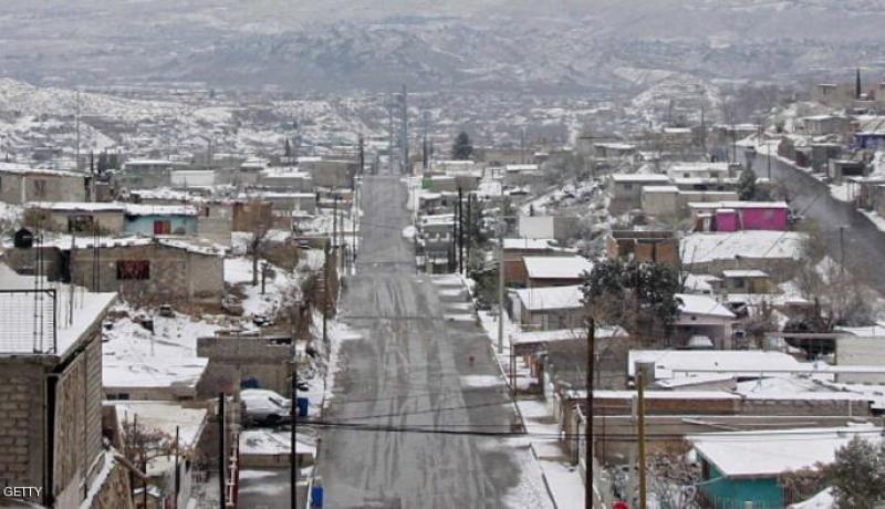 مدينة مكسيكية تعيد فتح الطرق بعد عاصفة ثلجية نادرة