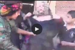 سيدة تمزق ثيابها إحتفالا بخروج “داعش” من الرقة