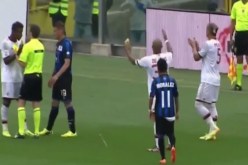 لاعبو ميلان يواجهون “ظاهرة” الموز بالتصفيق!