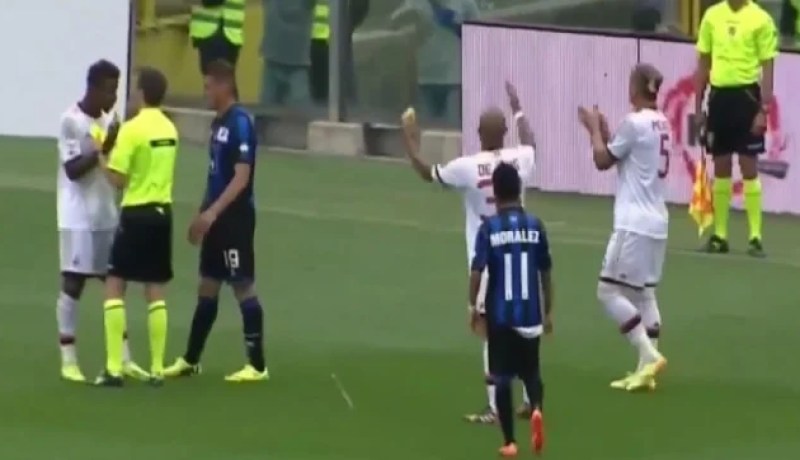 لاعبو ميلان يواجهون “ظاهرة” الموز بالتصفيق!