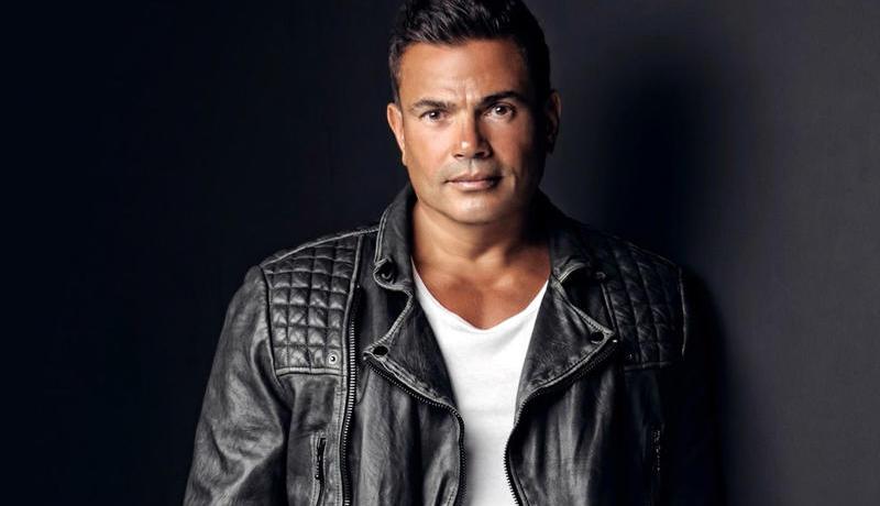 شاهد.. سقوط مُحرج لعمرو دياب على خشبة المسرح