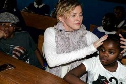 بالفيديو ..مادونا تعرّف جمهورها على ابنتيها التوأم