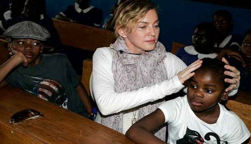 بالفيديو ..مادونا تعرّف جمهورها على ابنتيها التوأم