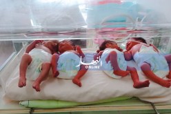بالصور…  عائلة من وهران ترزق بأربعة توائم في صحة جيدة