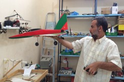 أستاذ لغة فرنسية من تڤرت يبتكر طائرات من دون طيار بوسائل يدوية