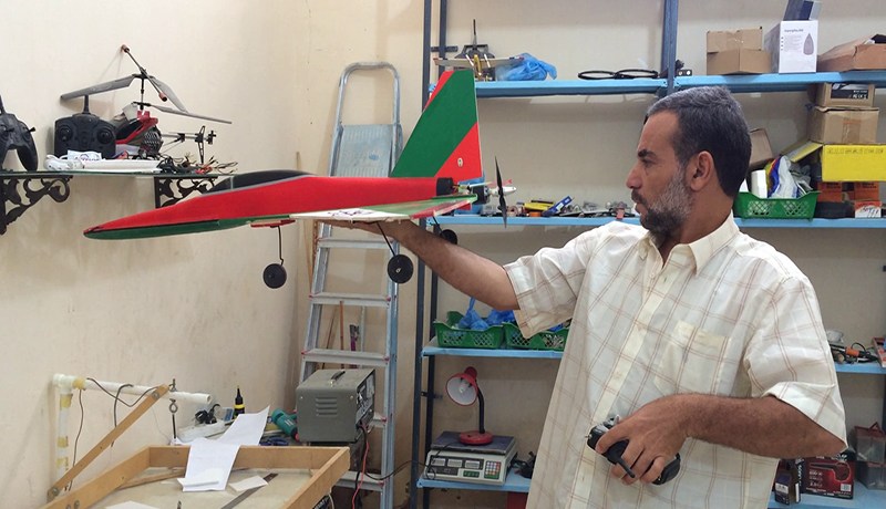 أستاذ لغة فرنسية من تڤرت يبتكر طائرات من دون طيار بوسائل يدوية